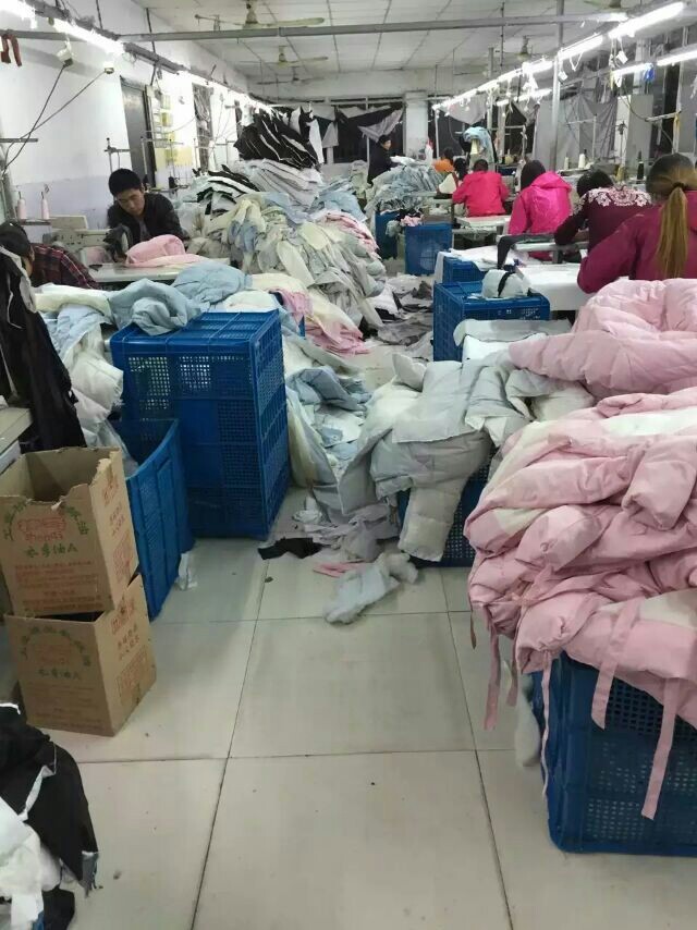 冬季熱銷 新款羽絨服趕工忙，廠家直銷品質與價格雙優